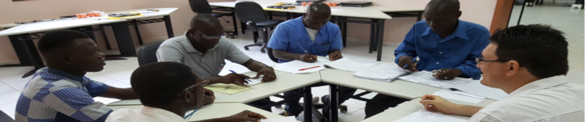 Formação técnica em Guiné Bissau - professores ao redor de uma mesa